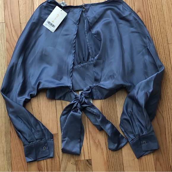 Cropped tie back blouse in a size medium. - Picture 8 of 13